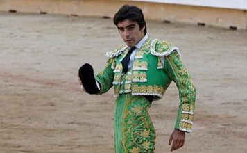 Perera saluda sendas ovaciones en Pamplona Miguel Ángel Perera saludando esta tarde en Pamplona. (FOTO: Manuel Moreno/Burladero.com)